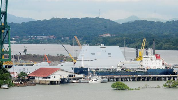 El USS Zumwalt , atracado en el puerto hasta donde fue remolcado tras sufrir una avería en el Canal de Panamá