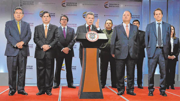 Juan Manuel Santos se dirige a la prensa en Bogotá
