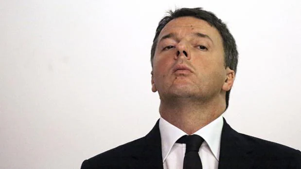 El primer ministro italiano, Matteo Renzi, este viernes en una visita a una academia militar en Turín