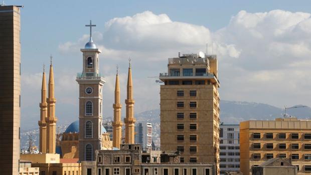 La nueva torre de la catedral de Beirut, junto a los minaretes de la mezquita colindante