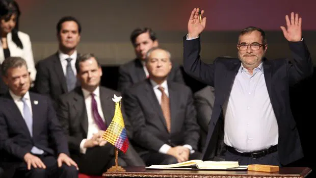 El líder de las FARC, «Timochenko», posa tras firmar ante Juan Manuel Santos el acuerdo de paz de Colombia