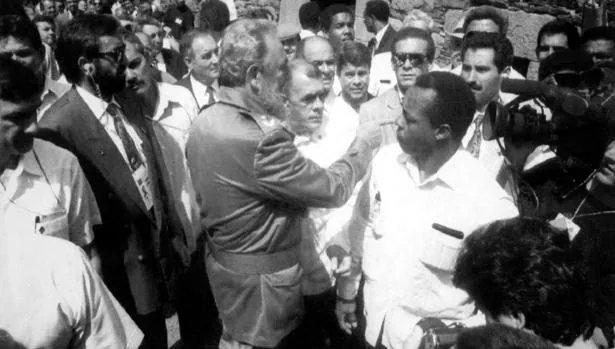 Fidel Castro, durante su visita al pueblo de Láncara en 1992
