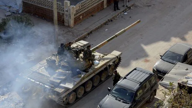 Tanques del régimen sirio circulan por las calles del oeste de Alepo el pasado 11 de noviembre