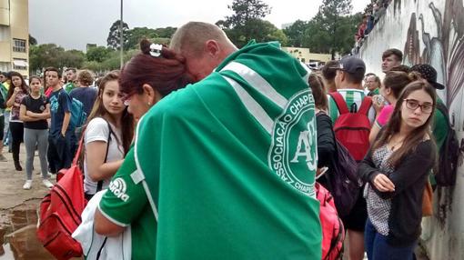 Aficionados del Chapecoense frente a la sede del club