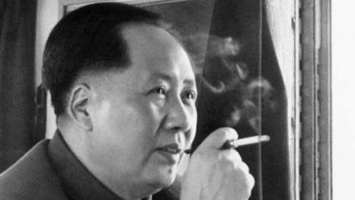 Mao Zedong, máximo dirigente del Partido Comunista de China, fumando en el interior de un tren