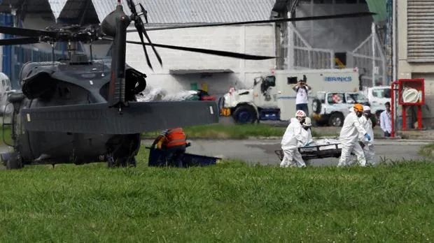Autoridades transportan los cuerpos del avión accidentado en el hangar de la Gobernación de Antioquia en Medellín