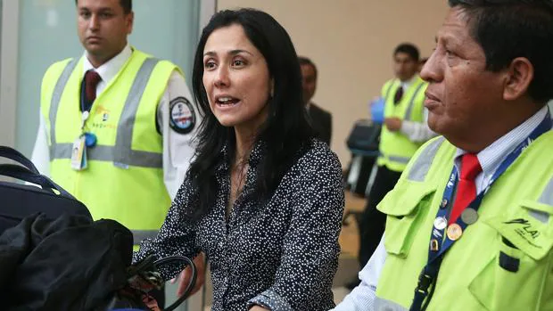 Nadine Heredia a su llegada al Aeropuerto de Lima, días después de lograr la condicióin de funcionario de la FAO