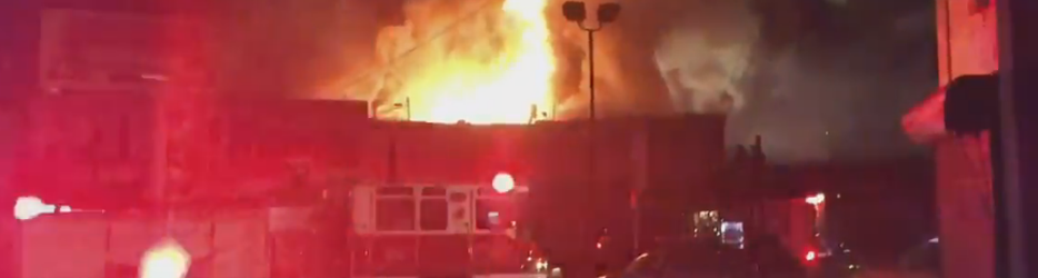 Fotografía de los bomberos apagando el fuego en el incendio registrado en Oakland (California)