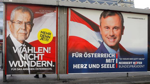 Norbert Hofer,y Alexander Van der Bellen, en respectivos carteles electorales