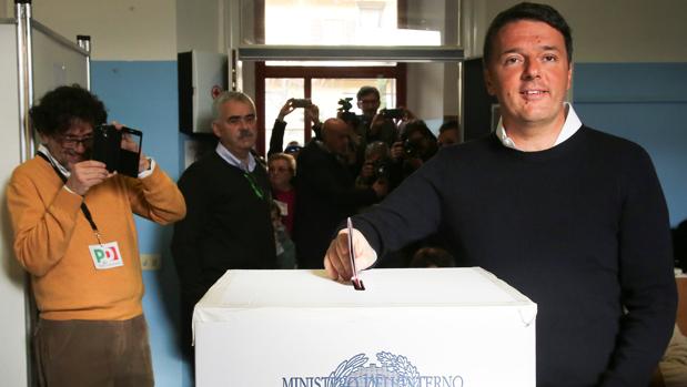 Renzi, depositando su vota en el referendum italiano