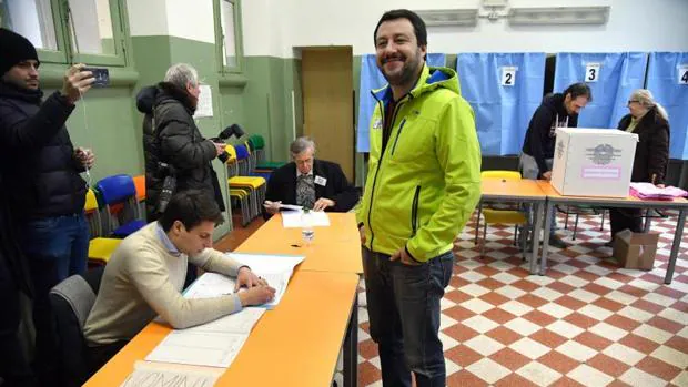 Matteo Salvini, líder de la Liga Norte, acude a votar este domingo