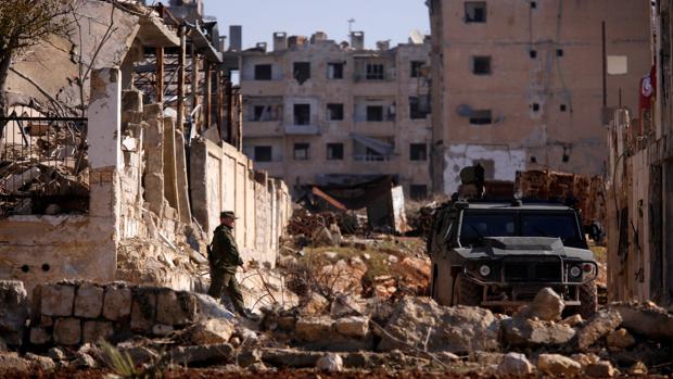Un soldado ruso se dirige a un vehículo militar en la zona de Alepo controlada por el Gobierno sirio