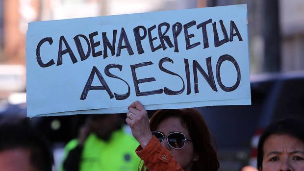 Un grupo de personas protesta frente a la clínica Navarra donde se encuentra el supuesto violador y asesino de la niña