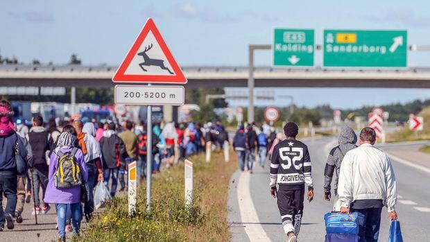 Un grupo de refugiados en una autopista danesa