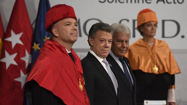 Juan Manuel Santos, entre sus dos padrinos, Felipe González y el profesor Joaquín González Ibáñez (i)