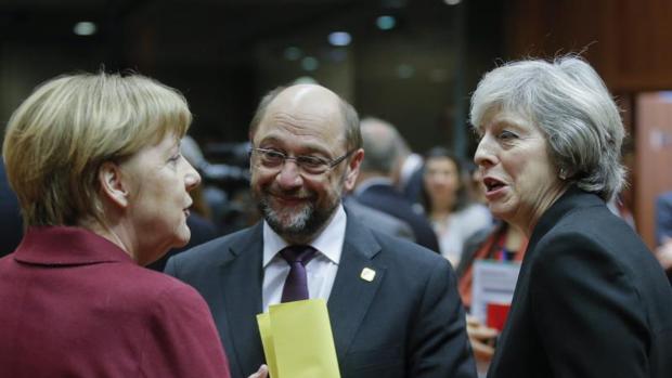 La canciller alemana, Angela Merkel (izq), conversa con el presidente del Parlamento Europeo, Martin Schulz (c), y con la primera ministra británica, Theresa May