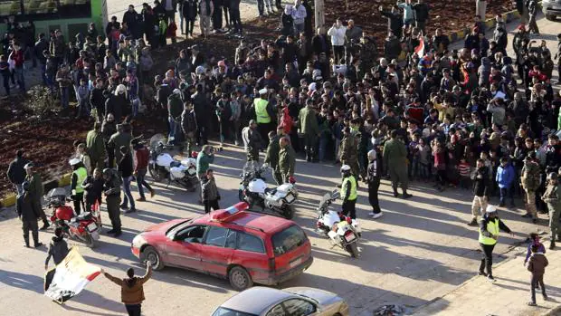 Civiles, combatientes y sus familiares esperan a ser evacuados de los barrios rebeldes en Alepo,