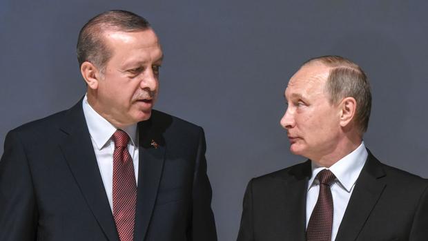 El presidente turco, Recep Tayip Erdogan, habla con su homólogo ruso, Vladimir Putin, el pasado 10 de octubre durante el XXIII Congreso de la Energía Mundial en Estambul