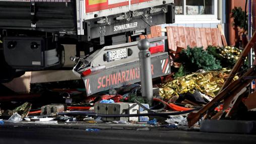 Atentado Berlin: Un camión embiste contra un mercado navideño en Berlín y deja 12 muertos