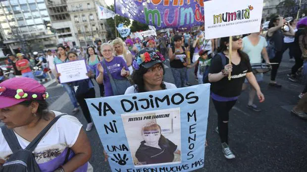 Miles de personas participan hoy, viernes 25 de noviembre de 2016, en una marcha para conmemorar el Día Internacional de la Eliminación de la Violencia contra la Mujer en Buenos Aires