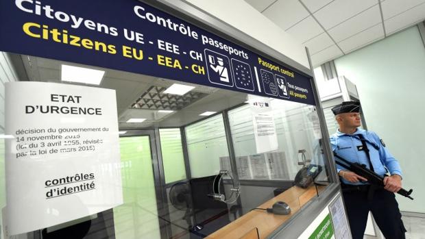 Control extraordinario de pasaportes en un aeropuerto francés el año pasado
