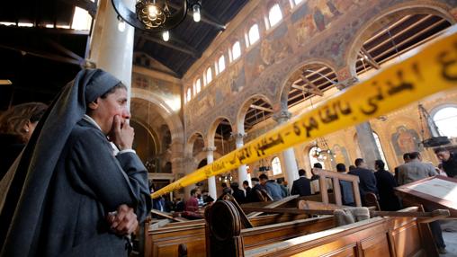 Una monja llora al ver los destrozos en la iglesia copta atacada hace días en El Cairo