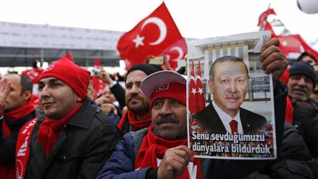 Simpatizantes del presidente turco, Recep Tayyip Erdogan, escuchan su discurso durante la inauguración del túnel Eurasia bajo el Bósforo en Estambul, Turquía, hace una semana
