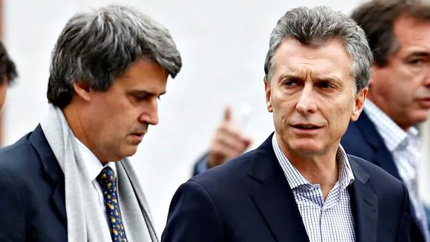 El ministro de Hacienda, Alfonso Prat-Gay y el presidente argentino, Mauricio Macri