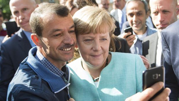 Merkel, durante una visita a la Oficina Federal de Migración y Refugiados de Berlín, en 2015