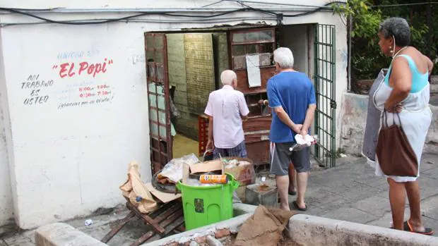 Cubanos hacen cola ante una bodega para adquirir los productos de la cartilla de racionamiento