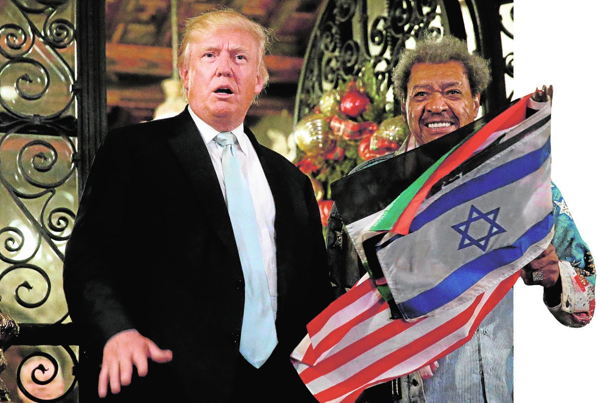 Trump y el promotor de boxeo, Don King, ayer en Palm Beach