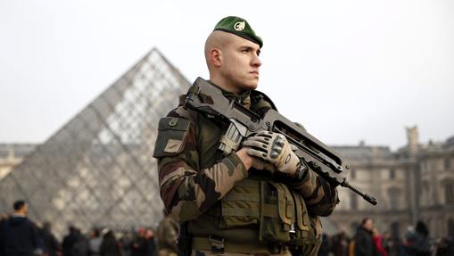 Un soldado galo en guardia junto al museo del Louvre, este viernes en París, el pasado 30 de diciembre