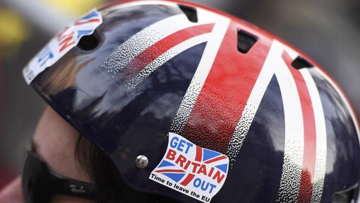 Un ciclista británico lleva en su casco un mensaje a favor de la salida del Reino Unido de la Unión Europea