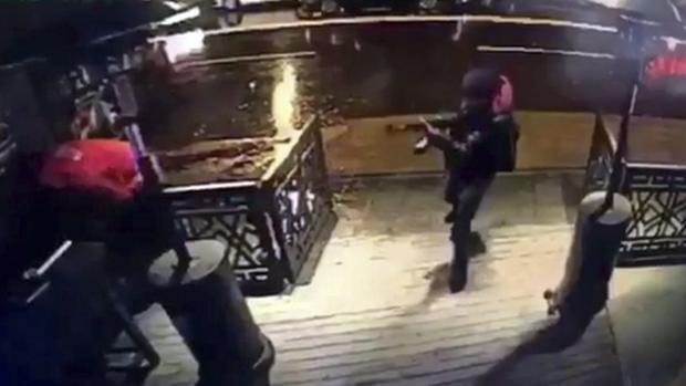 Captura de vídeo en el que se percibe un hombre armado entrando en el club nocturno Reina, de Estambul, donde la pasada Nochevieja fueron asesinadas 39 personas