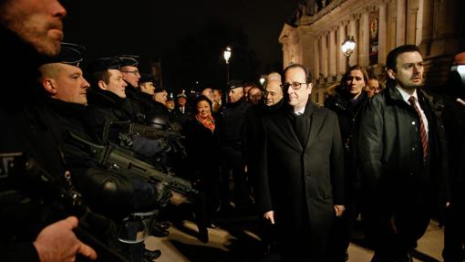 François Hollande junto a las fuerzas de seguridad, a su llegada al Petit Palais para ofrecer su mensaje de año nuevo