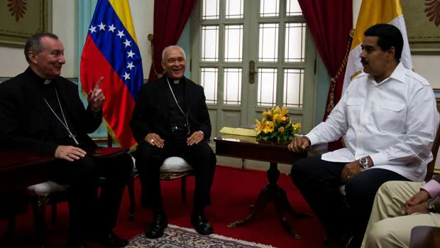 Nicolás Maduro, durante una reunión con el presidente de la Conferencia Episcopal Venezolana (CEV), Diego Padrón (c), y el nuncio apostólico en Caracas, Pietro Parolín (i), en el Palacio de Miraflores en junio de 2013
