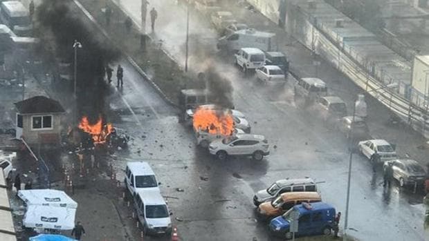 Dos muertos y dos terroristas abatidos en un atentado junto a un tribunal en Esmirna