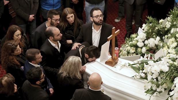 Familiares y amigos del libanés Elias Wardini, que falleció en el atentado a un club nocturno en Estambul, lloran durante su funeral en la Iglesia de Nuestra Señora en Beirut