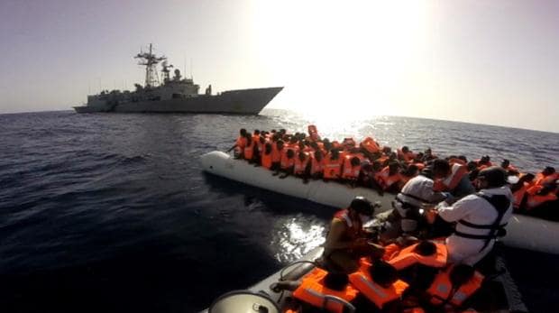 La fragata Navarra acude al rescate de dos embarcaciones en el Mediterráneo
