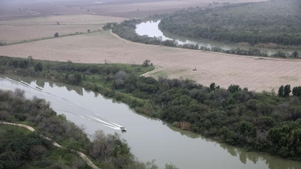 Agentes fronterizos estadounidenses patrullan Rio Grande, en Texas