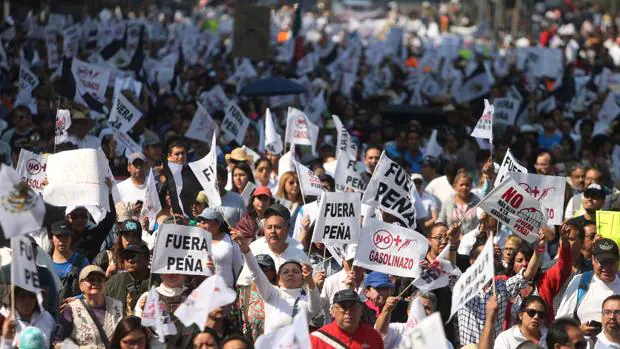 Manifestantes en contra del «gasolinazo» piden la dimisión de Peña Nieto