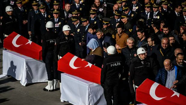 Funeral en Estambul por policías turcos asesinados por un terrorista suicida