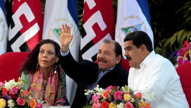 Daniel Ortega y su mujer, junto a Nicolás Maduro