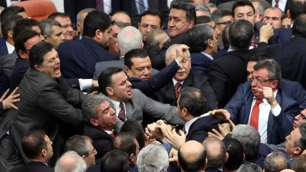 Trifulca en el Parlamento de Turquía durante el debate sobre la extensión de poderes de Erdogan