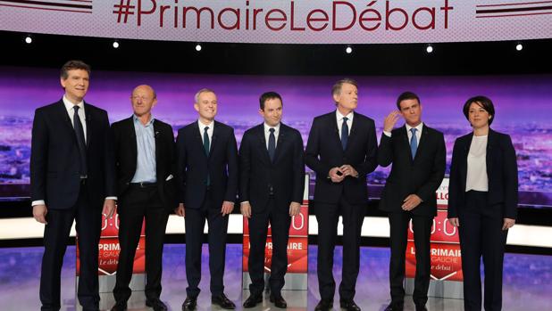 Los aspirantes a la presidencia de Francia del Partido Socialista posan antes de comenzar el primer debate televisivo, este jueves en La Plaine Saint-Denis, cerca de París