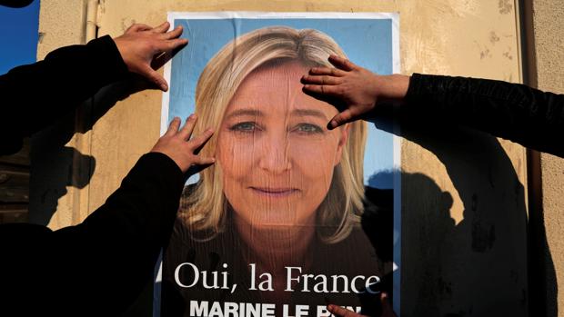 El rostro de Le Pen, en un cartel electoral.
