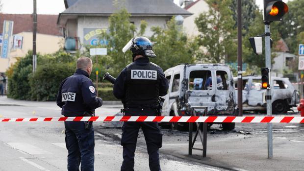 Vehículo polícial y furgoneta incendiados por cócteles Molotov lanzados por los detenidos