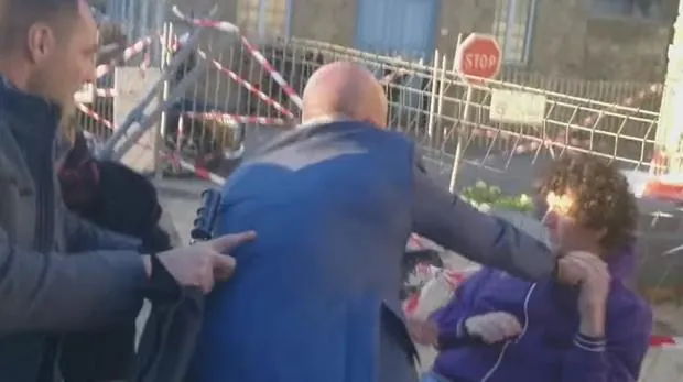 Un guardaespaldas de Valls reduce al joven que agredió al socialista francés