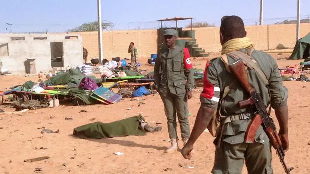 El cuerpo sin vida de un soldado yace en el suelo cubierto con una manta tras el atentado que este miércoles ha tenido lugar en un cuatel del norte de Mali