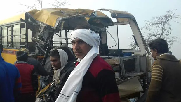 El autobús escolar, tras el accidente ocurrido en India
